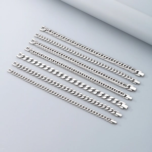 Vergleich verschiedener Breiten für silberne Panzerarmbänder aus poliertem Edelstahl