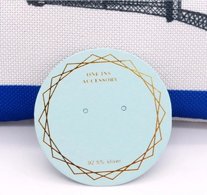 Gros plan d'une carte d'affichage de boucles d'oreilles bleu clair avec marquage argent