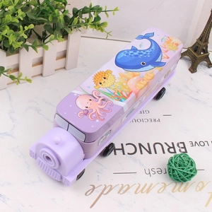 Gros plan de la trousse bus violette avec taille-crayon intégré et motifs d'animaux marins