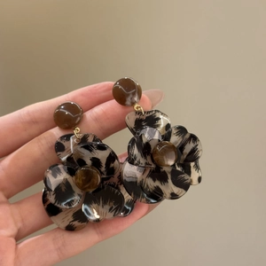 Elegant floral resin drop earrings with tortoiseshell leopard print and silver needle