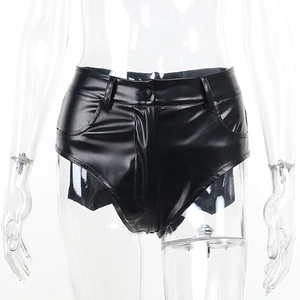 Dettaglio degli shorts neri a vita alta in ecopelle con cuciture e trama liscia