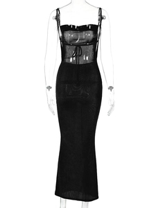 Détail d'une robe noire ajustée avec empiècements en résille transparente et bretelles à nouer