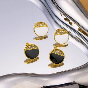 Boucles d'oreilles chic en acier inoxydable doré avec émail noir et blanc et zircone