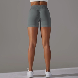 Vista posteriore dettagliata degli shorts sportivi grigi a vita alta con effetto scrunch
