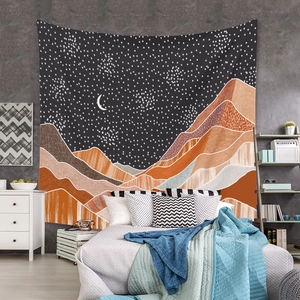 Tapisserie bohème avec montagnes abstraites et ciel étoilé dans une chambre moderne