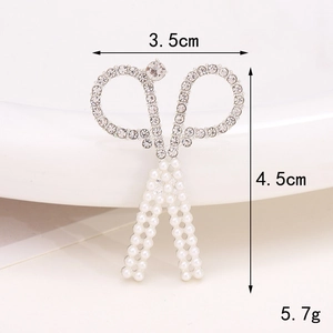 Silver scissor brooch with crystals and pearls, measuring 3.5cm by 4.5cm and 5.7g