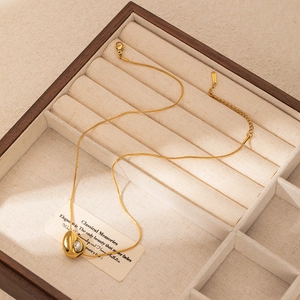 Dettaglio della collana a goccia in acciaio inossidabile placcato oro 18K con zircone