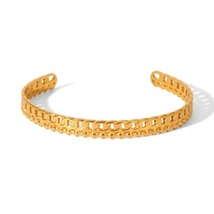 Vue détaillée du jonc ouvert plaqué or 18K avec texture maille gourmette et bords perlés