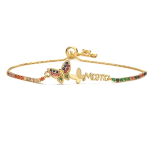 Détail du bracelet Mama avec papillon en cristal coloré et fermoir coulissant