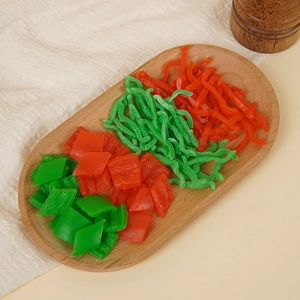 Set de rodajas y tiras de pimiento de PVC en bandeja de madera para decoración de cocina