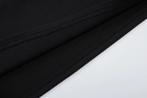 Detail von hochdichtem schwarzem Rippstrick mit professioneller Doppelnadel-Nähtechnik