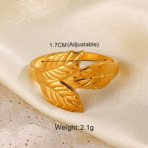 Macro detail of 18K gold-plated adjustable clover leaf ring with weight and size specs