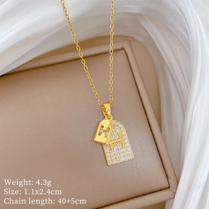 Detailed view of gold H-shaped lock pendant with dimensions 1.1x2.4cm and weight 4.3g