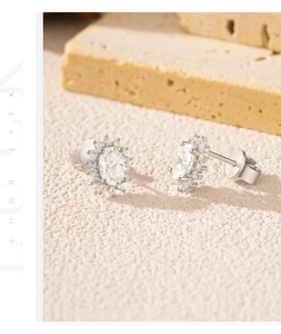 Détail macro de boucles d'oreilles en argent avec moissanite ovale sertie en halo classique