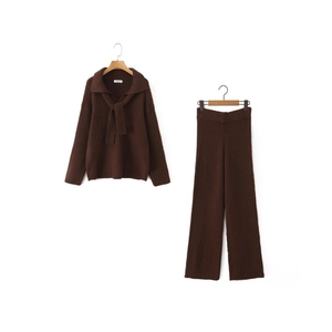 Dunkelbraunes Strickset für Damen mit Revers-Pullover und weit geschnittener Hose
