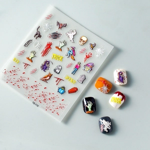 Vue détaillée d'autocollants 3D pour ongles d'Halloween avec fantômes et citrouilles