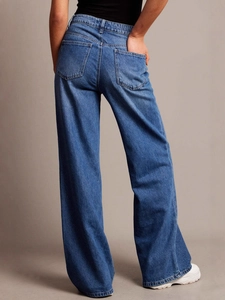 Jeans vintage a vita alta con gamba larga da donna, vista posteriore con drappeggio e tasca