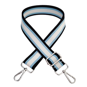 Dettaglio della tracolla larga in nylon a righe blu e nere con clip in metallo argento