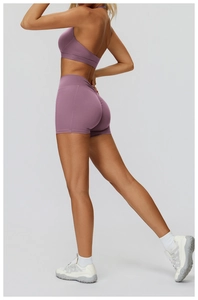 Vista posteriore degli shorts da yoga color malva con effetto scrunch e reggiseno sportivo