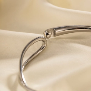 Bracelet jonc argenté en acier inoxydable avec vue macro sur le fermoir de sécurité