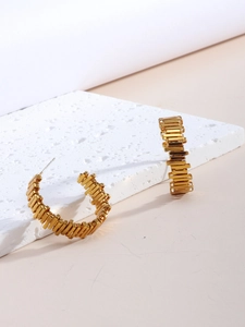 Detailansicht goldener C-förmiger geometrischer Ohrringe mit S925-Silbernadel-Punze