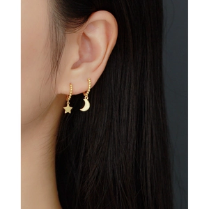 Orecchini minimalisti in argento S925 con ciondoli a stella e luna color oro
