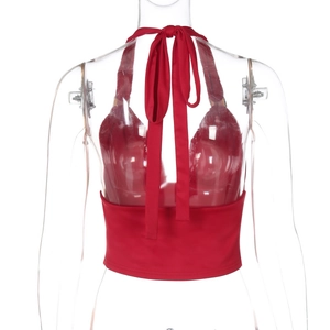 Detail des roten Neckholder-Tops mit Schnürdesign am Rücken auf einer Schaufensterpuppe