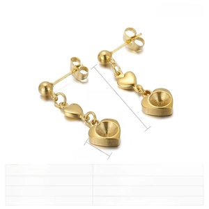 Dettaglio degli orecchini a cuore placcati oro 18K con dettagli di saldatura e misure