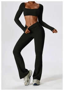 Détail du pantalon de yoga taille haute croisée et haut de sport à manches longues