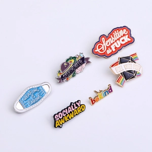 Set van 6 creatieve emaille reversspelden met diverse slogans op een lichte basis