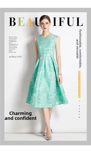 Nahaufnahme des minzgrünen Jacquard-Stoffs mit Blumenmuster auf einem ärmellosen Kleid
