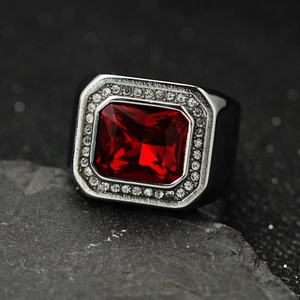 Bague en acier inoxydable 316L avec un grand rubis rectangulaire et des zircons brillants