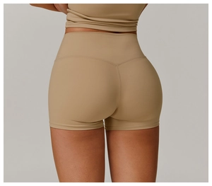 Dettaglio dei pantaloncini da yoga kaki a vita alta con cucitura a V per effetto push-up