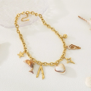 Détail du collier de plage doré avec breloques océan de coquillages et d'étoiles de mer