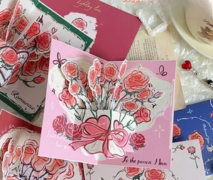 Détail d'une carte 3D avec roses à l'aquarelle et texte I will always love you gravé