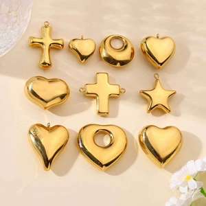 Pendentifs en acier inoxydable doré en forme de cœur, d'étoile et de croix sur fond uni