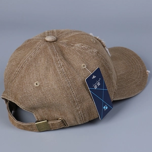 Dettaglio cappello baseball in cotone lavato con fibbia in metallo stile vintage