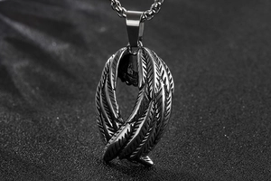 Vue macro d'un pendentif ailes d'ange en acier inoxydable aux textures de plumes nettes