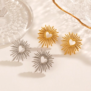 Orecchini a perno a forma di cuore con raggi solari in acciaio inox oro e argento su bianco