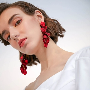 Boucles d'oreilles élégantes à longs glands de pétales de rose rouge sur un mannequin