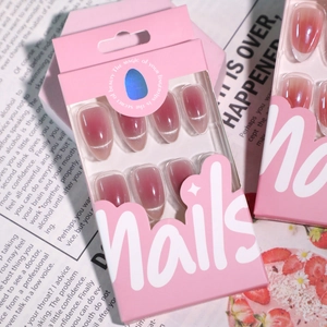 Kurze Mandel-Press-on-Nägel mit rosa Farbverlauf und glänzendem Katzenaugen-Effekt