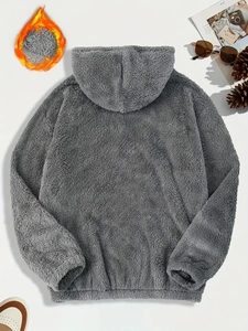 Dettaglio ravvicinato della felpa in pile sherpa grigio con texture calda e spessa