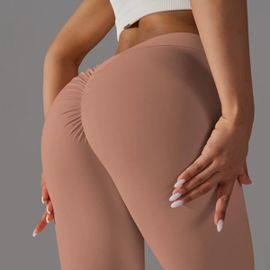 Détail de la couture froncée et du tissu taille haute sur legging de yoga extensible