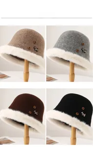 Dettaglio di quattro cappelli alla pescatora invernali con bordo in peluche e bottoni