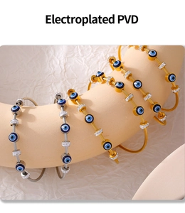 Detalle macro de pulseras Evil Eye con chapado en oro PVD y cristales blancos brillantes