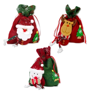 Tre sacchetti regalo di Natale festivi con peluche di Babbo Natale, renna e pupazzo di neve
