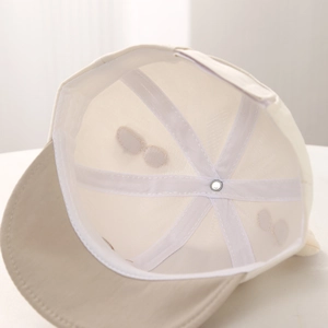 Vue détaillée de la structure interne et des coutures de la casquette bébé