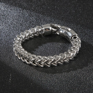 Détail du bracelet en acier 316L avec chaîne blé à double rangée et fermoir cylindrique