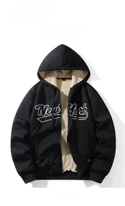 Détail de la doublure sherpa et broderie New York sur veste à capuche noire homme