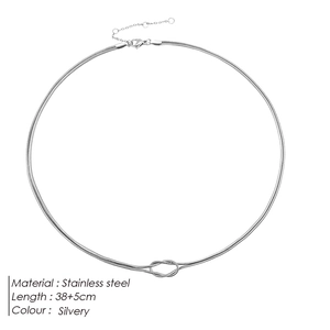 Détail du collier chaîne serpent en acier inoxydable argenté avec un nœud central